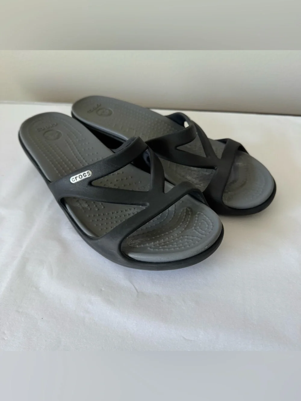 CROCS Size 7 Women’s Black Sandals - Picture 1 of 5